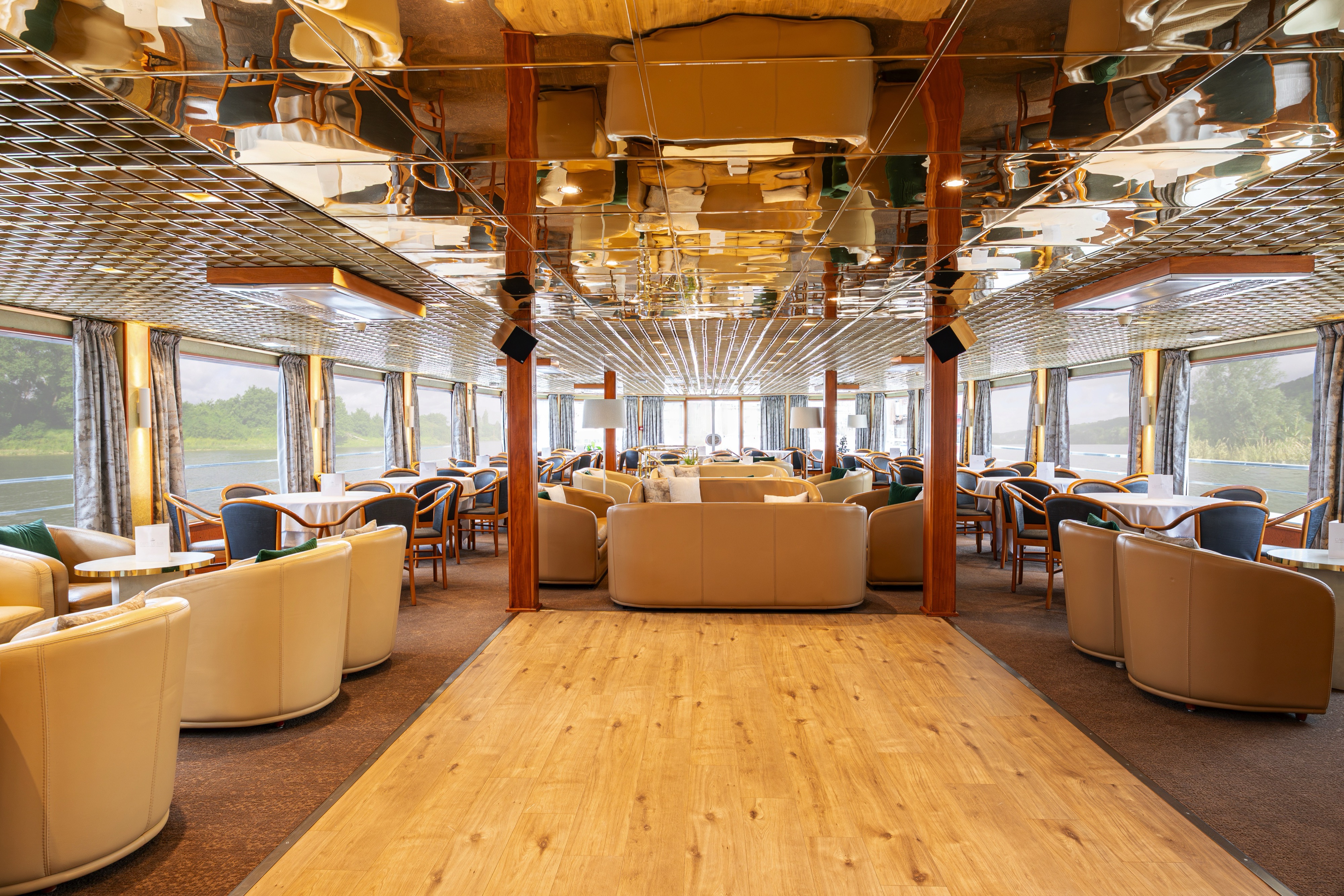 Lounge Bar with Dancefloor